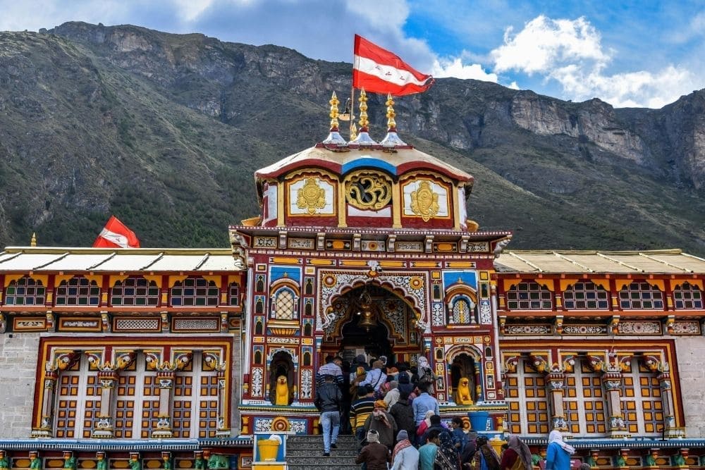 Badrinath temple and surrounding mountains adventure tour yatra char dham