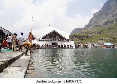  do dham char dham Hemkund Sahib Sikh pilgrimage site in Himalayas