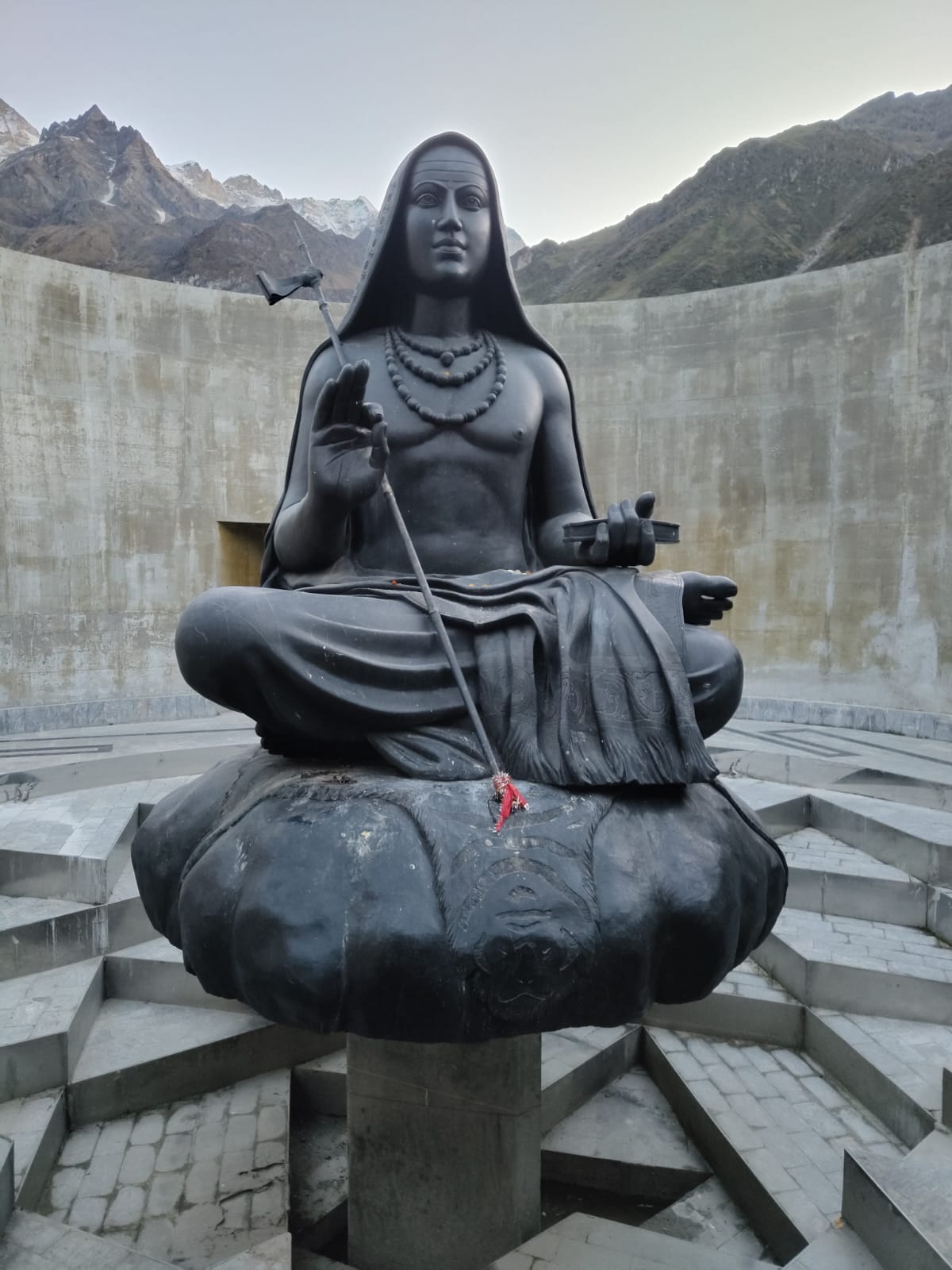 Pilgrims trekking from Gaurikund to Kedarnath