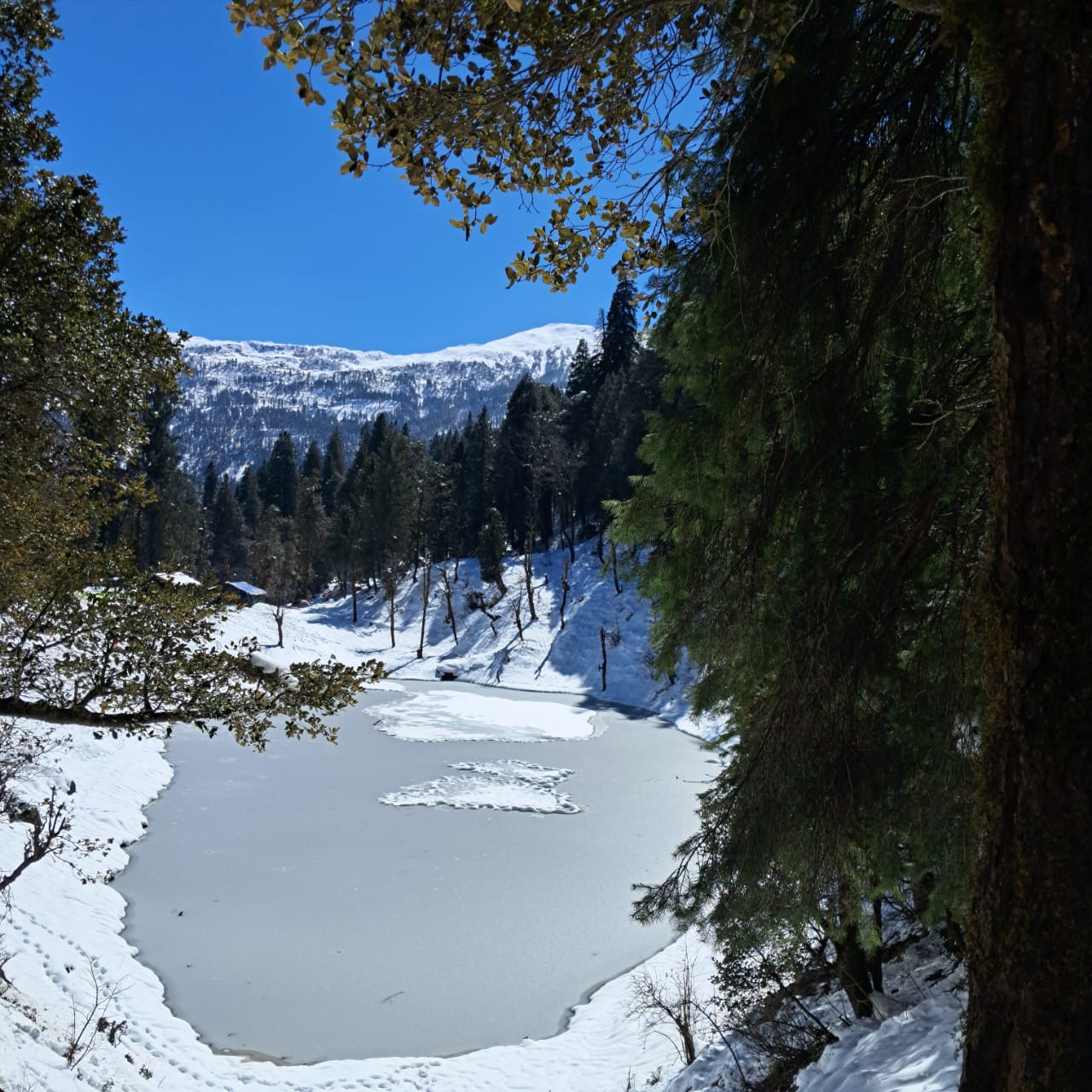 Scenic Kedarnath valley and trekking route in Himalayas